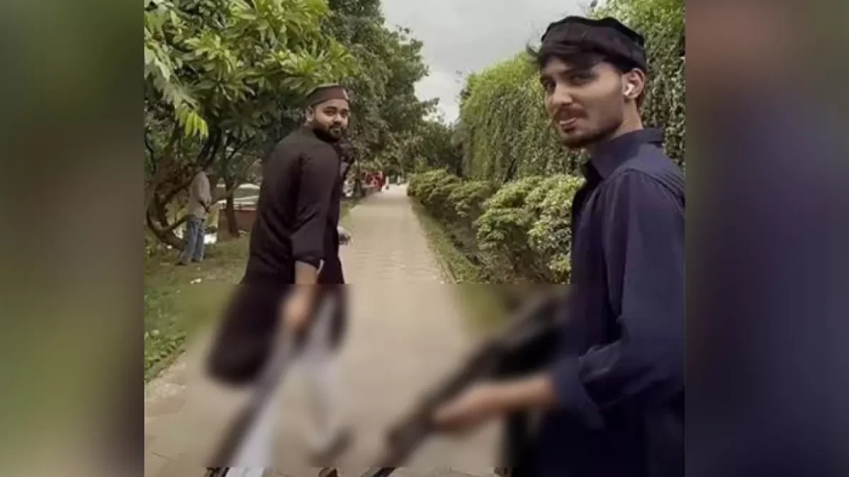 নারায়ণগঞ্জে খেলনা বন্দুক দেখিয়ে ভাইরাল ভিডিও বানানো দুই আটক তরুণ। ছবি: সংগৃহীত