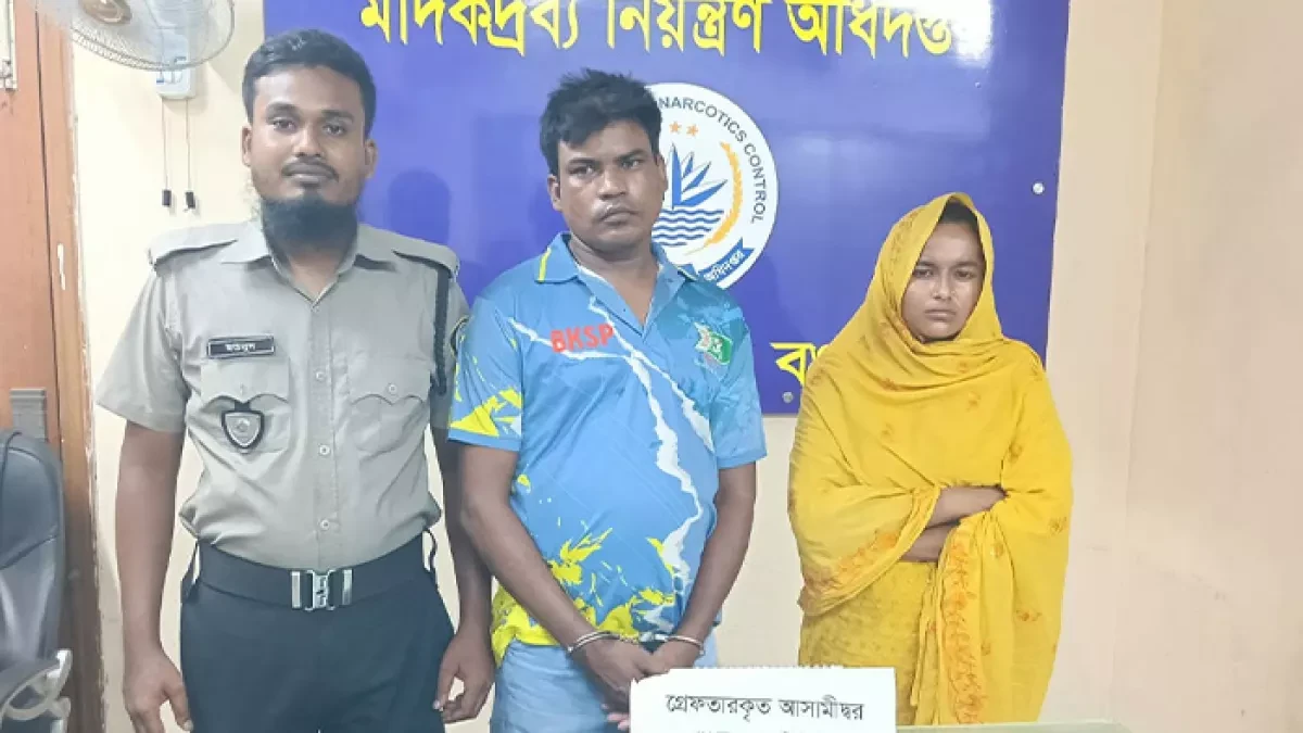 বগুড়ায় উদ্ধারকৃত ইয়াবাসহ ডিএনসির হাতে গ্রেপ্তার দুই মাদক পাচারকারী।