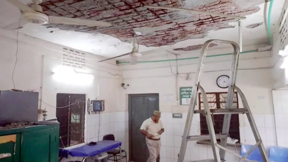 ফুলবাড়ী উপজেলা স্বাস্থ্য কমপ্লেক্সের জরুরি বিভাগে ছাদের প্লাস্টার খসে পড়ে এক নার্সসহ পাঁচজন আহত হয়েছেন। ছবি: নিজস্ব