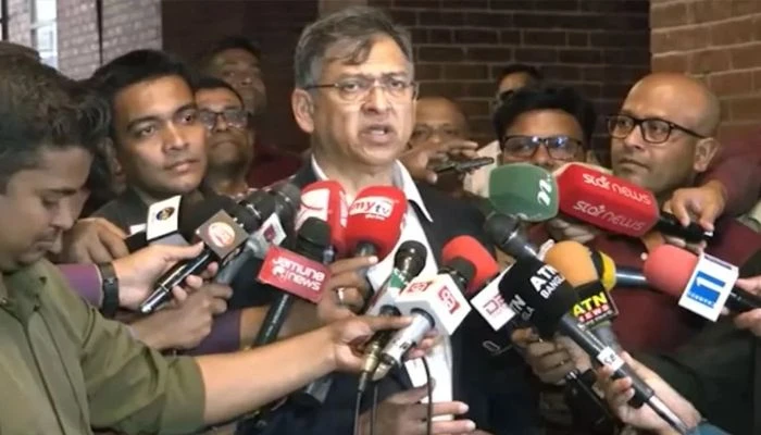 জাতীয় সংসদ ভবনের সামনে সাংবাদিকদের সাথে কথা বলছেন স্বরাষ্ট্রমন্ত্রী সালাহউদ্দিন আহমদ। ছবি: সংগৃহীত