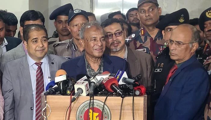 রংপুর বিভাগীয় কমিশনার কার্যালয় সম্মেলন কক্ষে রবিবার মতবিনিময় সভা শেষে সাংবাদিকদের সঙ্গে কথা বলেন জাহাঙ্গীর আলম চৌধুরী। ছবি: সংগৃহীত