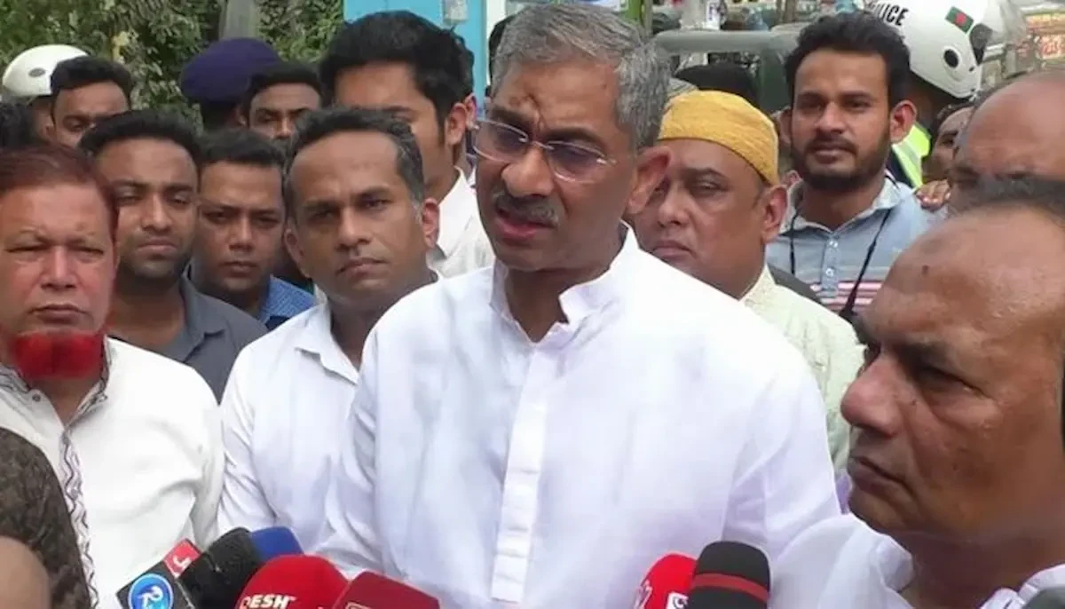 লক্ষ্মীপুরে রহমতখালী খাল পরিদর্শন শেষে সাংবাদিকদের সঙ্গে কথা বলেন পানিসম্পদ মন্ত্রী শহীদ উদ্দিন চৌধুরী এ্যানি। ছবি: বাসস