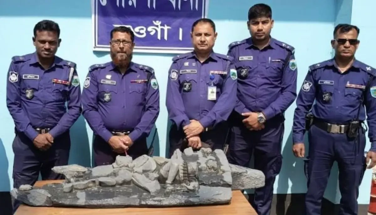 নওগাঁর পোরশা উপজেলা থেকে বুধবার প্রায় কোটি টাকা মূল্যের ১৩৭ কেজি ওজনের কষ্টিপাথরের মূর্তি উদ্ধার করেছে থানা পুলিশ। ছবি: সংগৃহীত