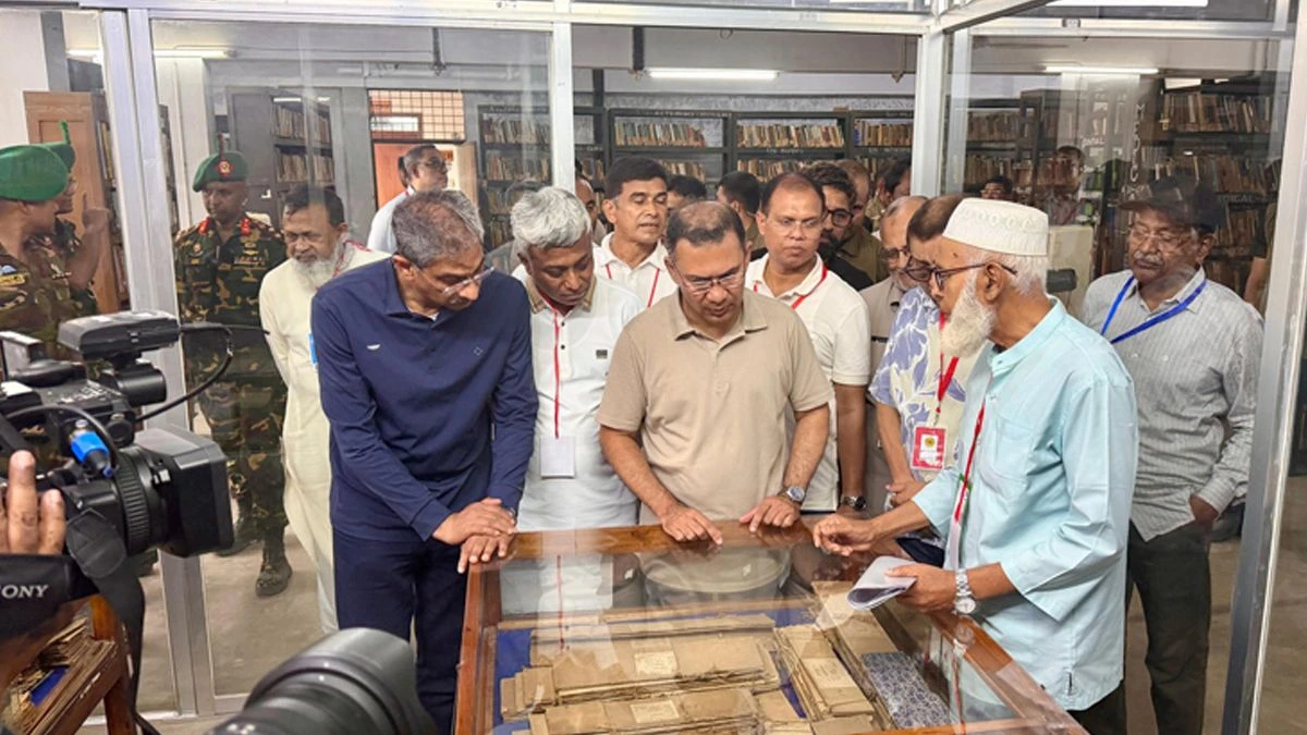 প্রধানমন্ত্রী তারেক রহমান সোমবার দুপুরে যশোর ইনস্টিটিউট পাবলিক লাইব্রেরি পরিদর্শনকালে উপস্থিত লোকজনের উদ্দেশে কথা বলেন। ছবি: প্রধানমন্ত্রীর কার্যালয়