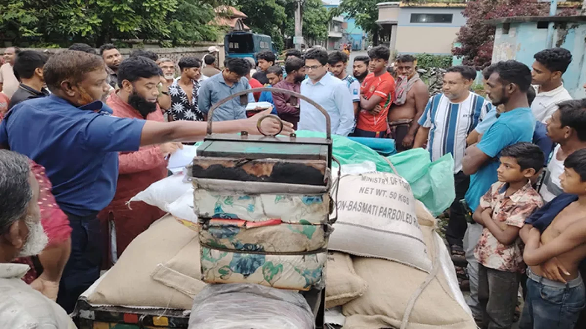 ওএমএসের জব্দকৃত ২১০ কেজি চাল ও ৭০ কেজি আটা।