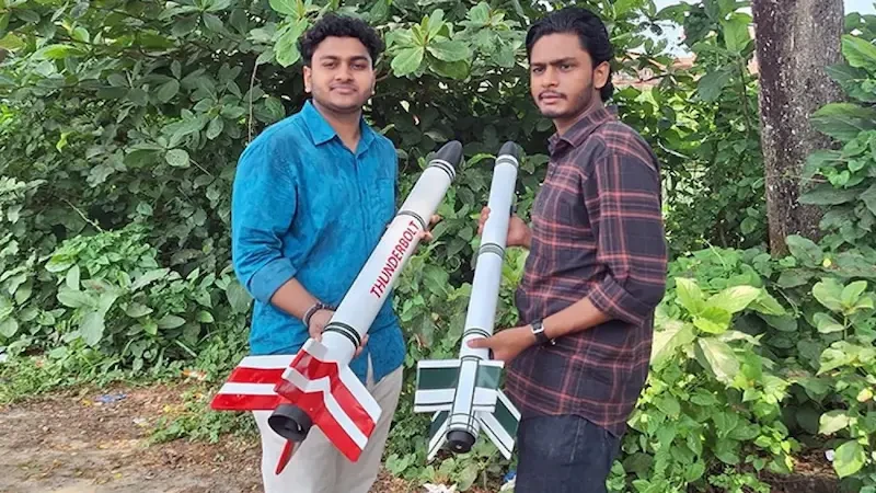 বরিশালে মামা-ভাগ্নে মিলে ‘থান্ডারবোল্ড মিসাইল এবং রকেট’ আবিস্কার করেছেন। ছবি: প্রতিদিনের বাংলাদেশ