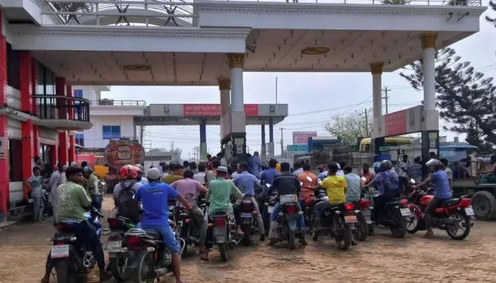 জ্বালানির জন্য পেট্রোল পাম্পে দীর্ঘ লাইনে দাড়িয়ে আছেন মোটরসাইকেল আরোহীরা। ছবি: প্রতিদিনের বাংলাদেশ