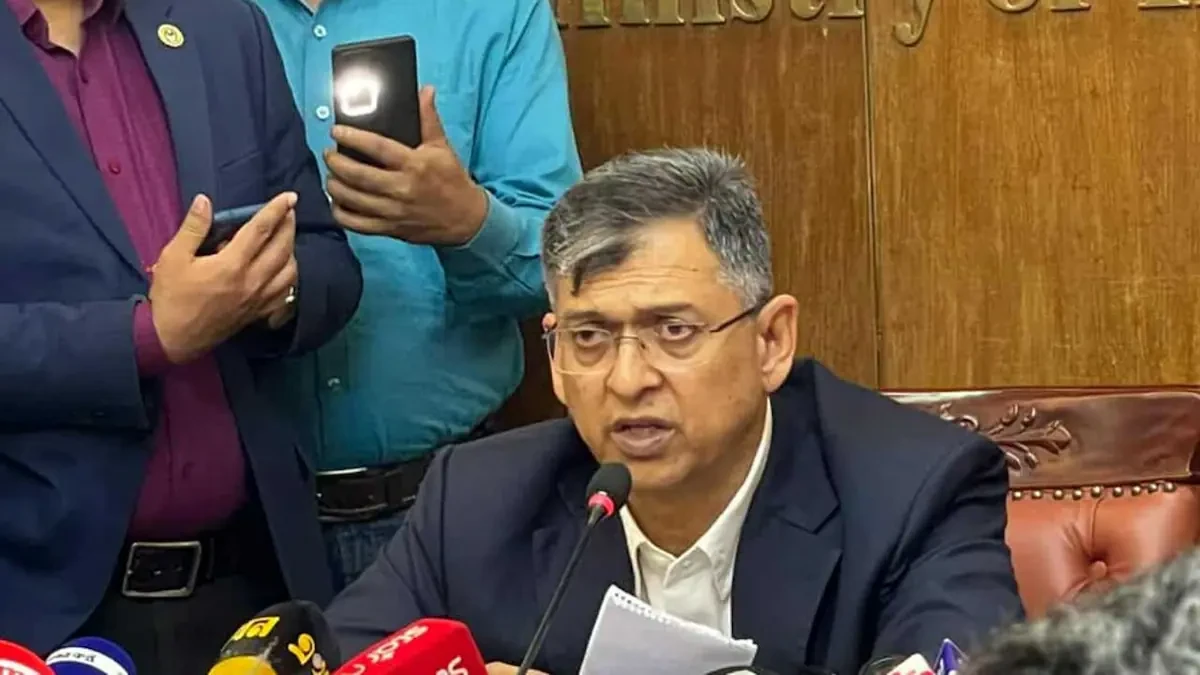 সচিবালয়ে গণমাধ্যমের সাথে কথা বলছেন স্বরাষ্ট্রমন্ত্রী সালাহউদ্দিন আহমদ।ছবি: সংগৃহীত