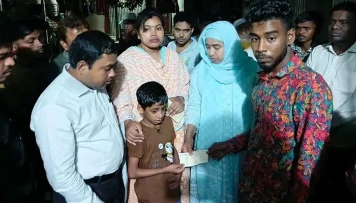 পদ্মায় বাস ডুবে মারা যাওয়া রাজবাড়ীর ১৮ বাসযাত্রীর পরিবারকে ২৫ হাজার টাকা করে সহায়তা দিয়েছে সরকার। ছবি: নিজস্ব