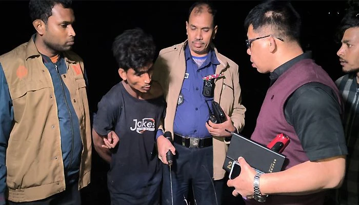 ফেনীতে কুপিয়ে স্ত্রী ও সহকর্মীর হাত বিচ্ছিন্ন হওয়ার ঘটনায় শুক্রবার রাতে আটক করা হয় স্বামী সুজনকে। ছবি: সংগৃহীত