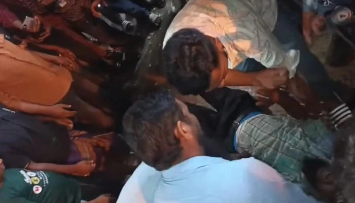 লঞ্চে উঠতে গিয়ে আহত হন দুই যাত্রী, পা ভেঙেছে একজনের। ছবি: নিজস্ব