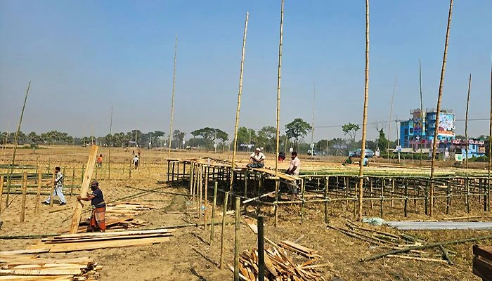কুমিল্লায় তারেক রহমানের আগমন উপলক্ষে সুয়াগাজি ডিগবাজী মাঠে প্রস্তুত করা হচ্ছে মঞ্চ। ছবি: সংগৃহীত