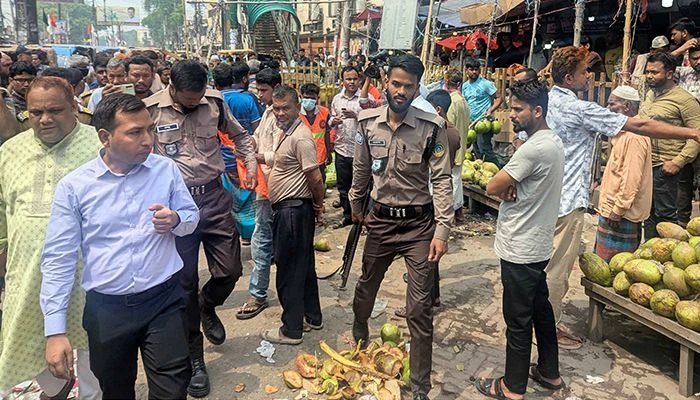 রংপুরে বুধবার অবৈধ দোকানপাট উচ্ছেদে অভিযান চালিয়েছে সিটি কর্পোরেশন। ছবি: নিজস্ব