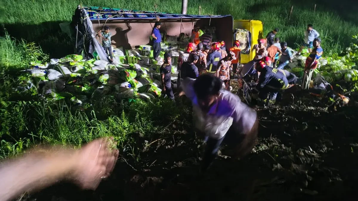 দাউদকান্দিতে দুর্ঘটনাকবলিত চালবোঝাই ট্রাক ও উদ্ধার তৎপরতার দৃশ্য। ছবি: সংগৃহীত