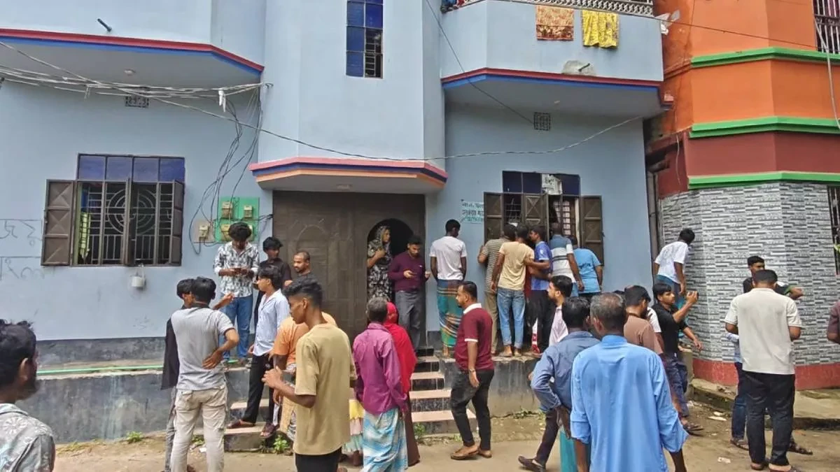 ঘটনাস্থলে উৎসুক মানুষের ভিড়