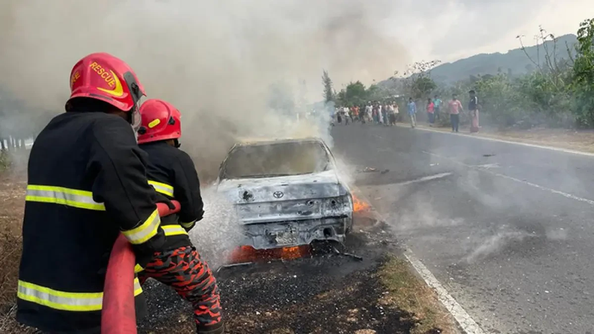 টেকনাফ মেরিন ড্রাইভ সড়কে রবিবার একটি প্রাইভেট কারে আগুন লাগে। ছবি: নিজস্ব