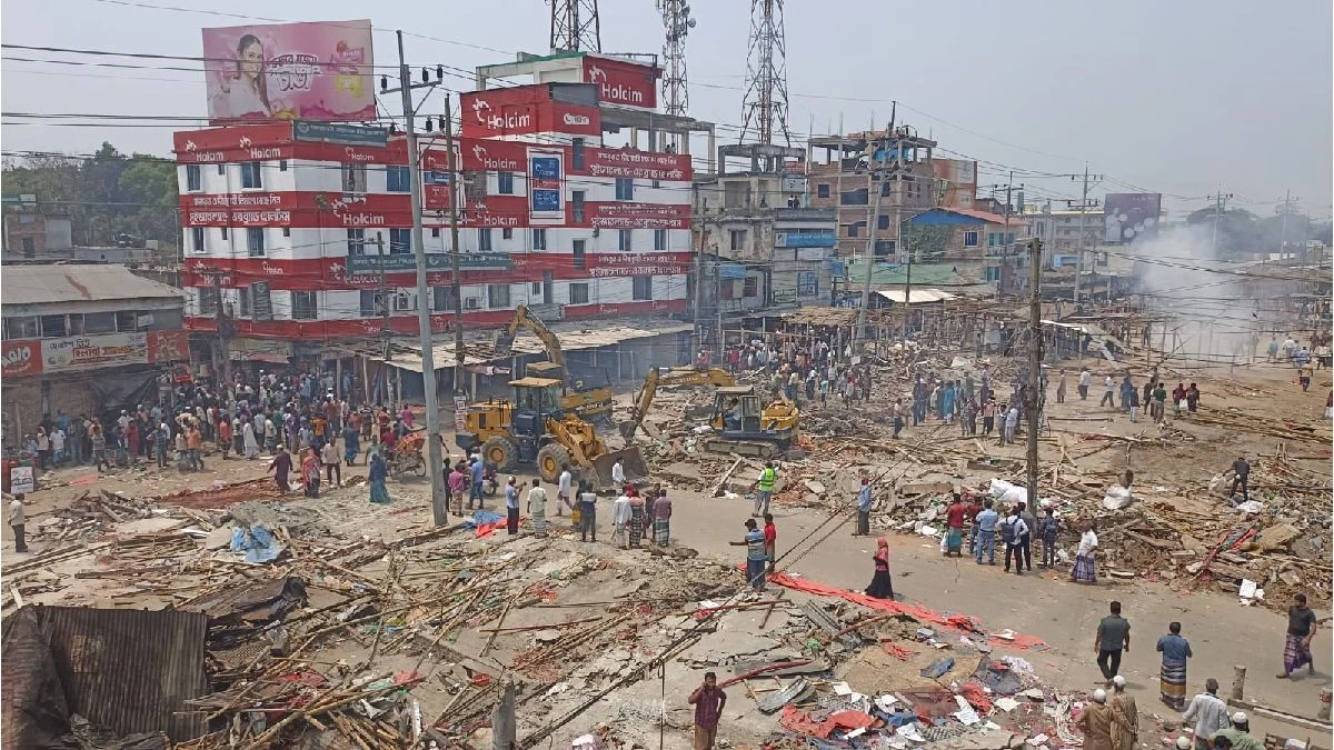 বুড়িচংয়ে মহাসড়কের পাশে নিমসার বাজারে ৪ শতাধিক অবৈধ স্থাপনা উচ্ছেদ। ছবি: নিজস্ব