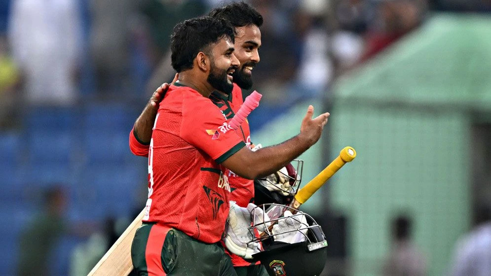 জয় নিশ্চিত করে হাসিমুখে মাঠ ছাড়ছেন তাওহিদ-শামীম। ছবি: সংগৃহীত