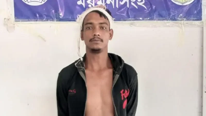 ময়মনসিংহের ফুলপুর থানা পুলিশ এবং আটককৃত নাতি জসিম উদ্দিন। ছবি: সংগৃহীত