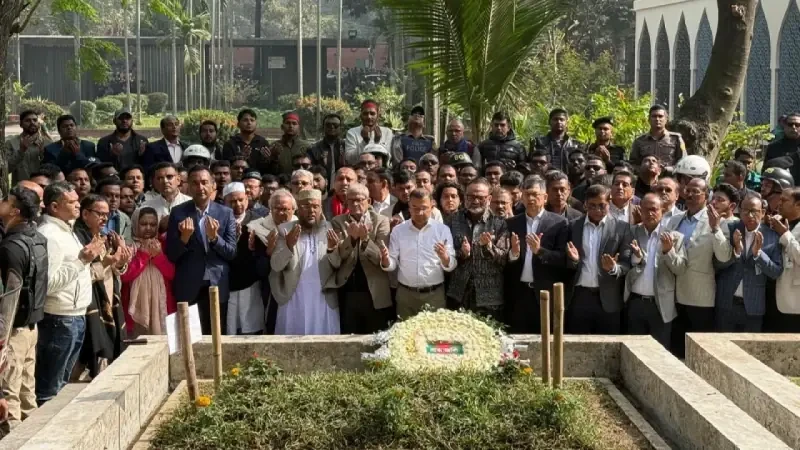 শহীদ ওসমান হাদির কবর জিয়ারত করেছেন তারেক রহমান। ছবি: সংগৃহীত