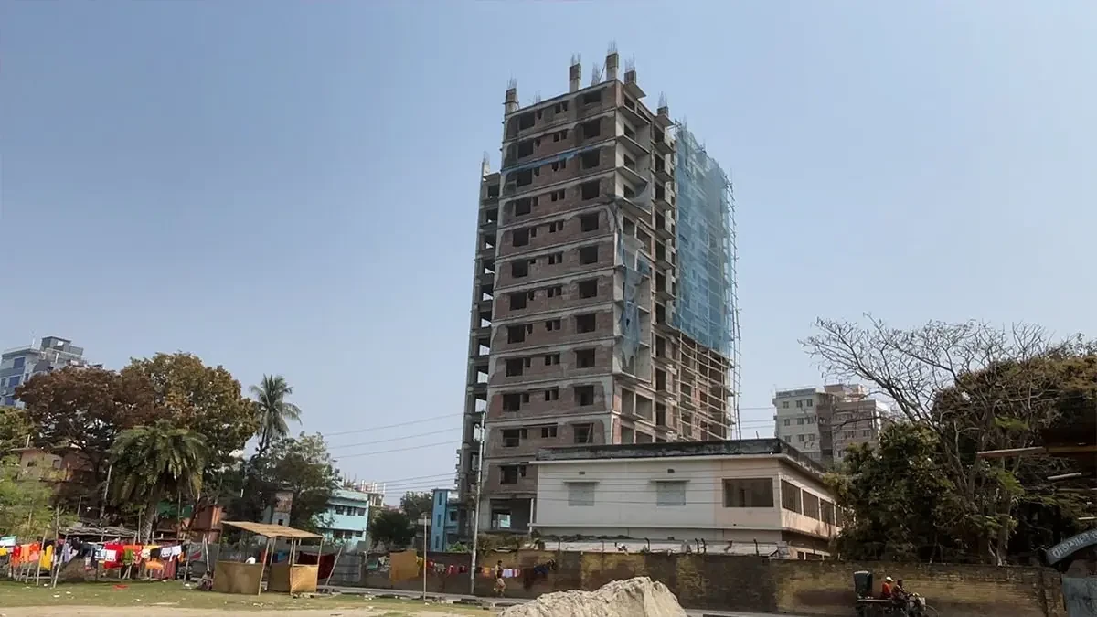 রাজশাহী নগরীর বোয়ালিয়ায় রকারি খাসজমিতে নির্মাণ কর হচ্ছে বিলাসবহুল অট্টালিকা। ছবি: নিজস্ব