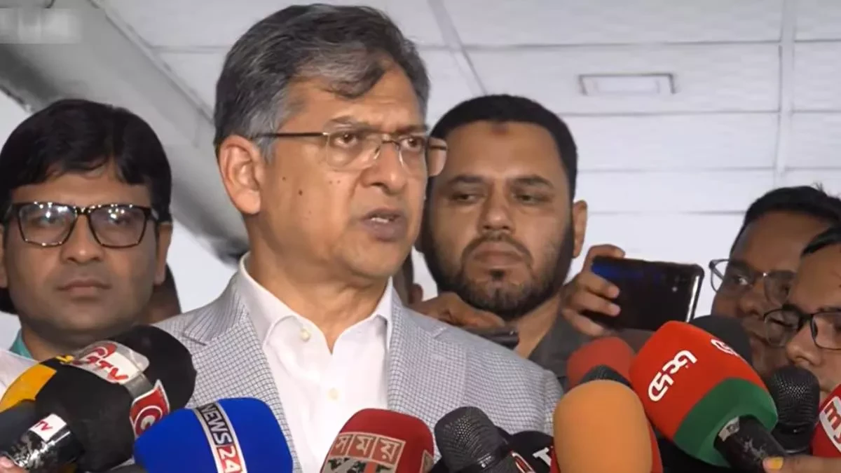 সচিবালয়ে সোমবার নিজ অফিস কক্ষের সামনে সাংবাদিকদের সঙ্গে কথা বলেন স্বরাষ্ট্রমন্ত্রী সালাহউদ্দিন আহমদ। ছবি: ভিডিও থেকে