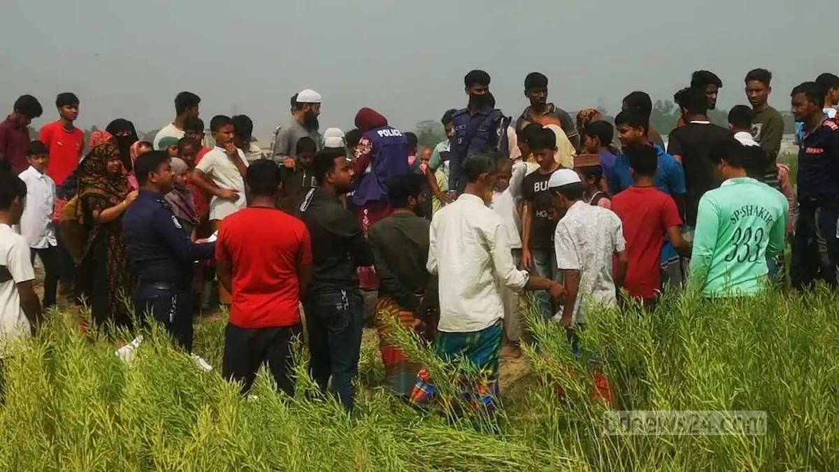 নরসিংদীতে শর্ষেখেত থেকে কিশোরীর মরদেহ উদ্ধারের পর ঘটনাস্থলে পুলিশের উপস্থিতি।ছবি: সংগৃহীত