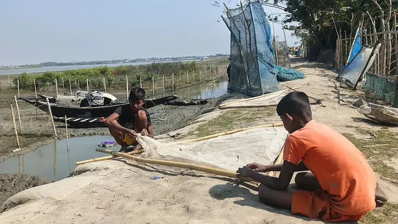 উপকূলের শিশুরা বইয়ের বদলে হাতে নিচ্ছে জাল ও কাঁকড়া ধরার সরঞ্জাম। ছবি: নিজস্ব