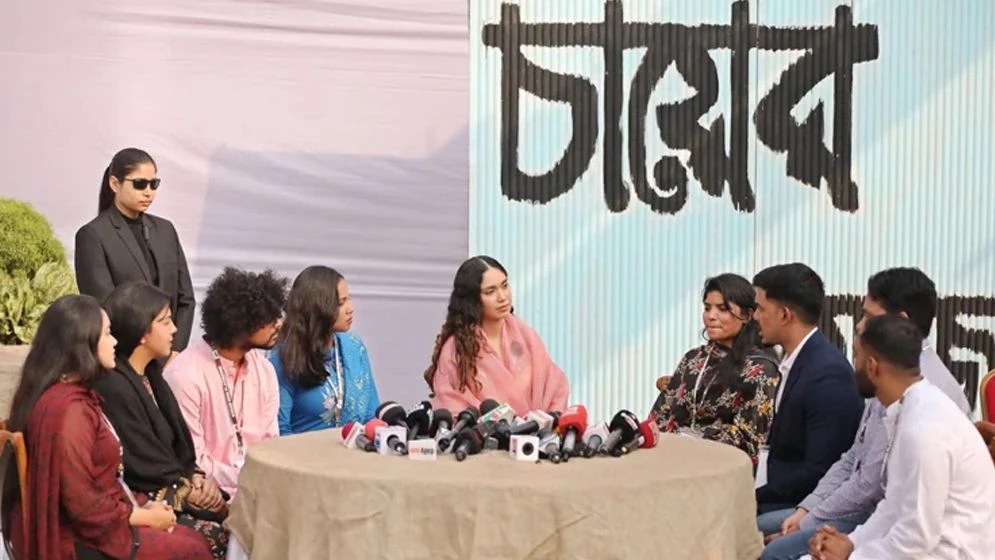 তরুণ ভোটারদের সঙ্গে জাইমা রহমান।ছবি:সংগৃহীত