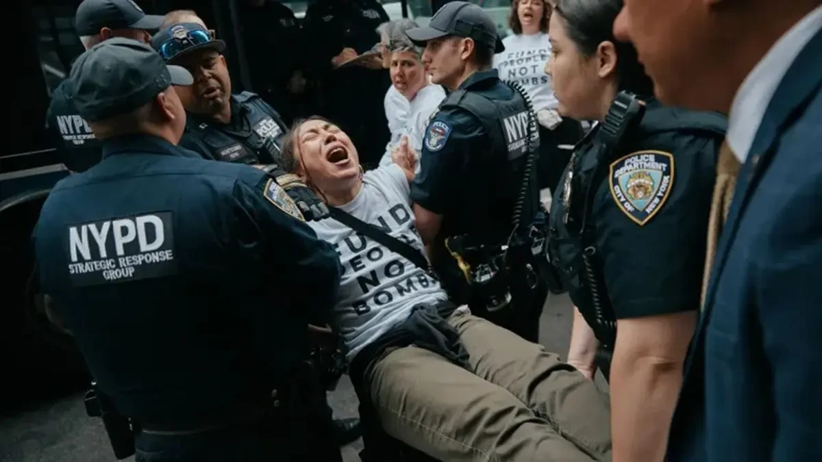 ইসরায়েলের কাছে অস্ত্র বিক্রির প্রতিবাদে যুক্তরাষ্ট্রের নিউইয়র্ক আয়োজিত এক বিক্ষোভ থেকে ‘জুইশ ভয়েস ফর পিস’-এর কয়েক ডজন বিক্ষোভকারীকে গ্রেপ্তার করা হয়। ছবি: আন্দ্রেস কুডাকি/এপি