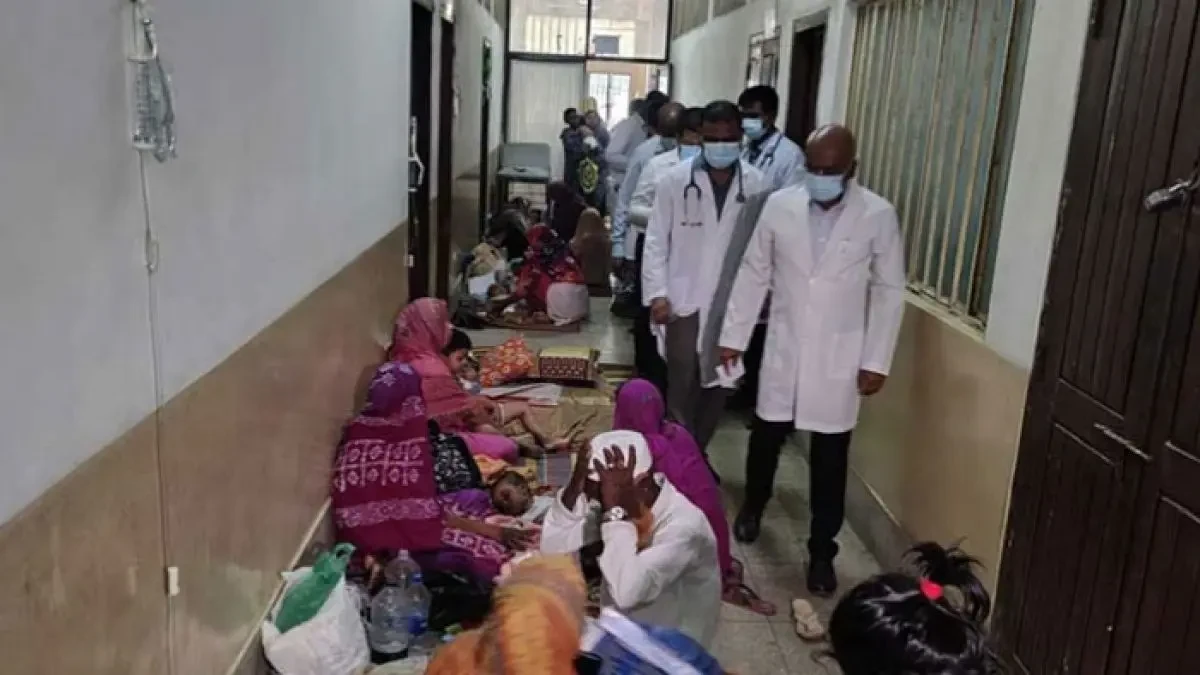 কুমিল্লা মেডিক্যাল কলেজ হাসপাতালে রোগীর চাপ বাড়ায় হাসপাতালটির আইসোলেশন ইউনিটের সামনের বারান্দাতেও চিকিৎসা নিতে হচ্ছে রোগীদের। ছবি: বিডিনিউজ টোয়েন্টি ফোর