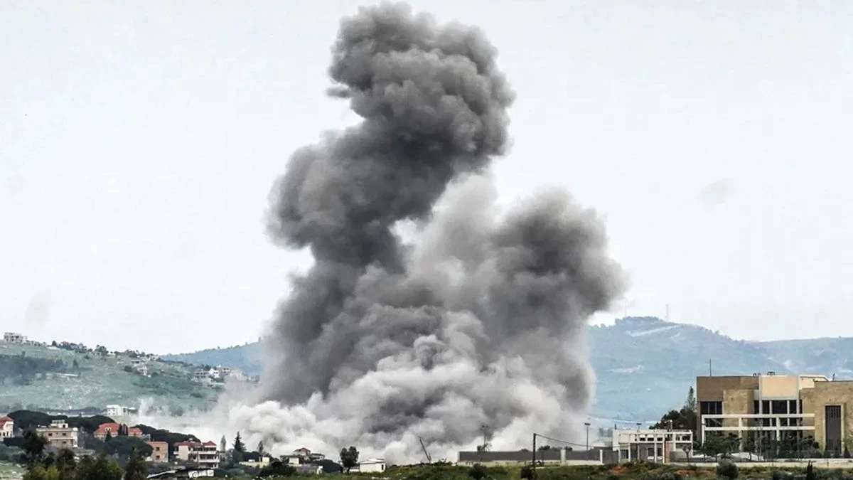 দক্ষিণ লেবাননের আরনুন শহরে ইসরায়েলি বিমান হামলার পর কুণ্ডলী পাকিয়ে ধোঁয়া উড়তে দেখা যায়। ছবি: বিবিসি