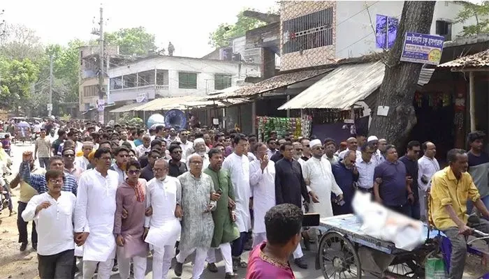 ঝিনাইদহে বিএনপি-জামায়াত সংঘর্ষে নিহত কৃষকদল নেতা তরু মিয়ার লাশ নিয়ে বিক্ষোভ মিছিল করছে বিএনপির নেতাকর্মীরা। ছবি: সংগৃহীত