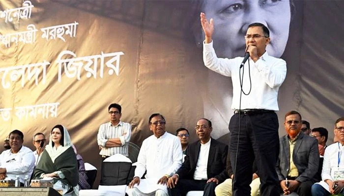 মহাখালীর টিঅ্যান্ডটি মাঠে কড়াইলবাসীর উদ্যোগে মঙ্গলবার বিকালে আয়োজিত এক দোয়া মাহফিলে প্রধান অতিথি হিসেবে উপস্থিত ছিলেন বিএনপি চেয়ারম্যান তারেক রহমান। ছবি: সংগৃহীত