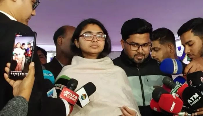 প্রার্থিতা ফিরে পেতে ইসিতে আপিল করার পর সাংবাদিকদের সঙ্গে কথা বলেন তাসনিম জারা। ছবি: বিবিসি বাংলা