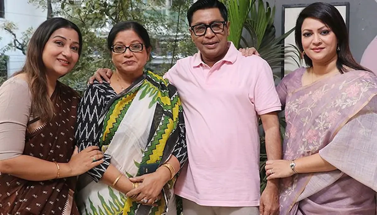 'ভালোবাসার অন্য নাম তুমি' নাটকের শুটিং সেটে দীপা খন্দকার, রিচি সোলায়মান ও চয়নিকা চৌধুরী।ছবি: সংগৃহীত