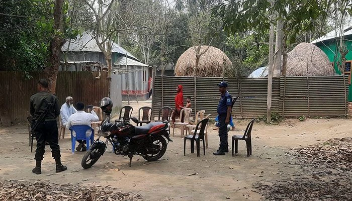 কবরস্থান নিয়ে সংঘর্ষের পর ওই এলাকায় আইনশৃঙ্খলা পরিস্থিতি স্বাভাবিক রাখতে অতিরিক্ত পুলিশ মোতায়েন করা হয়েছে। ছবি: সংগৃহীত