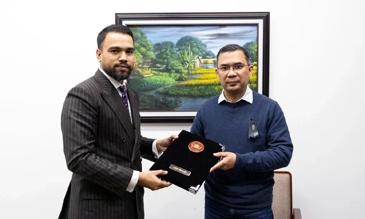 বেগম খালেদা জিয়ার মৃত্যুতে প্রধান উপদেষ্টা অধ্যাপক ড. মুহাম্মদ ইউনূসের পক্ষ থেকে শোক বার্তা তাঁর একান্ত সচিব সজীব এম খায়রুল ইসলাম-এর মাধ্যমে তারেক রহমানের হাতে হস্তান্তর। ছবি : প্রধান উপদেষ্টার প্রেস উইং