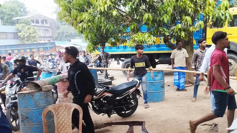 মেহেরপুর শহরের জেড কে ফিলিং স্টেশনে রবিবার দুপুর ১টার দিকে হামলা ও ভাঙচুর করেন একদল যুবক। ছবি: নিজস্ব