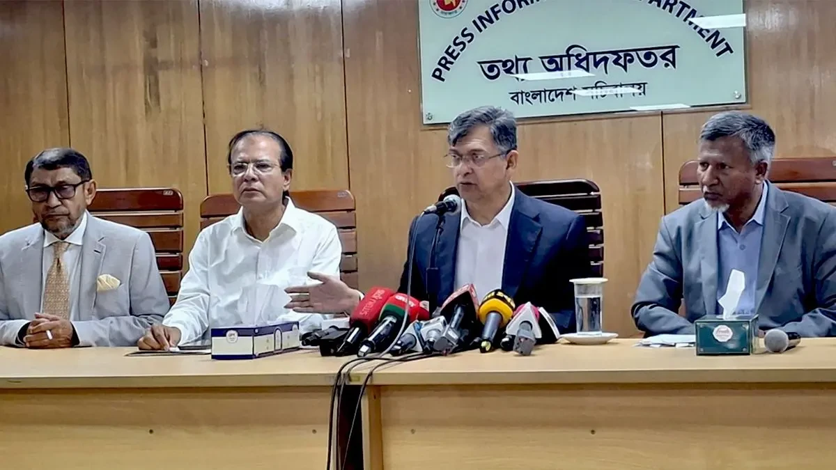 সচিবালয়ে খাদ্য পরিকল্পনা ও পরিধারণ কমিটির সভায় বক্তব্য রাখছেন স্বরাষ্ট্রমন্ত্রী সালাহউদ্দিন আহমদ। ছবি: প্রতিদিনের বাংলাদেশ