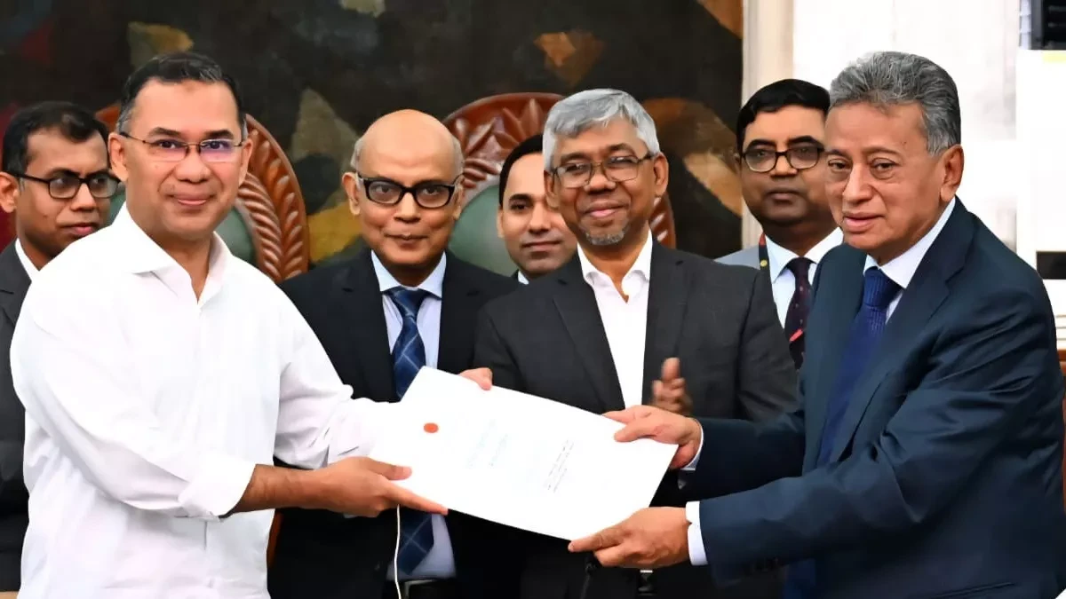 জাতীয় সংসদ ভবনের মন্ত্রিসভা কক্ষে প্রধানমন্ত্রী তারেক রহমানের সভাপতিত্বে বৃহস্পতিবার অনুষ্ঠিত মন্ত্রিসভার বৈঠকে বাজেট অনুমোদন দেওয়া হয়। ছবি: পিএমও