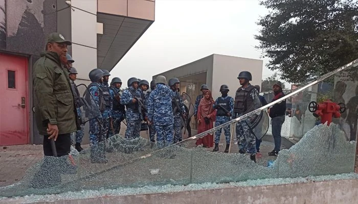 বিটিআরসিতে মোবাইল ব্যবসায়ীদের হামলা ও ভাঙচুর।ছবি: সংগৃহীত