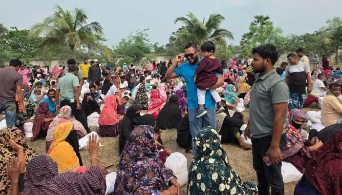রূপগঞ্জে অসহায় মানুষের মাঝে ঈদ উপহার বিতরণ করছেন রংধনু গ্রুপের এমডি কাউসার আহমেদ অপু। ছবি: প্রতিদিনের বাংলাদেশ