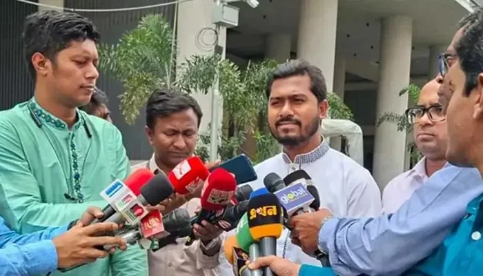 সচিবালয়ে সাংবাদিকদের ব্রিফিং করছেন প্রবাসী কল্যাণ ও বৈদেশিক কর্মসংস্থান প্রতিমন্ত্রী মো. নুরুল হক। ছবি: ইউএনবি