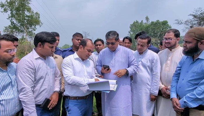 মহাস্থানে জাতীয় বিশ্ববিদ্যালয়ের আঞ্চলিক কেন্দ্র স্থাপনে সম্ভাব্য স্থান পরিদর্শন করেন স্থানীয় সরকার, পল্লী উন্নয়ন ও সমবায় মন্ত্রণালয়ের প্রতিমন্ত্রী মীর শাহে আলম এমপি। ছবি: নিজস্ব