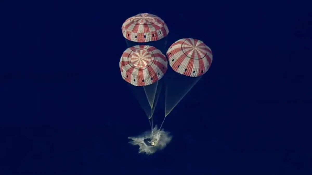 প্রশান্ত মহাসাগরে শুক্রবার বিকাল ৫:০৭ মিনিটে আর্টেমিস ২ ক্রু ক্যাপসুলটি প্রশান্ত মহাসাগরে অবতরণ করে। ছবি: রয়টার্স