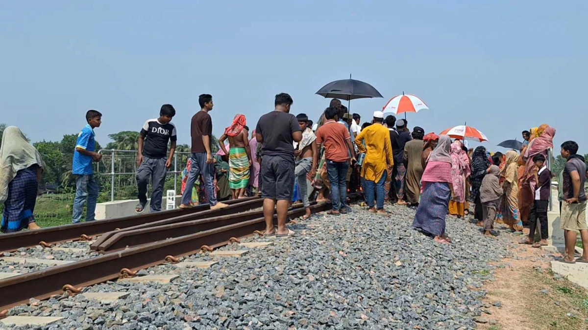 নড়াইলে ট্রেনের নিচে ঝাঁপ দিয়ে মা-শিশুর মৃত্যুর পর সেইখানে সাধারণ মানুষের অবস্থানের চিত্র। ছবি: সংগৃহীত
