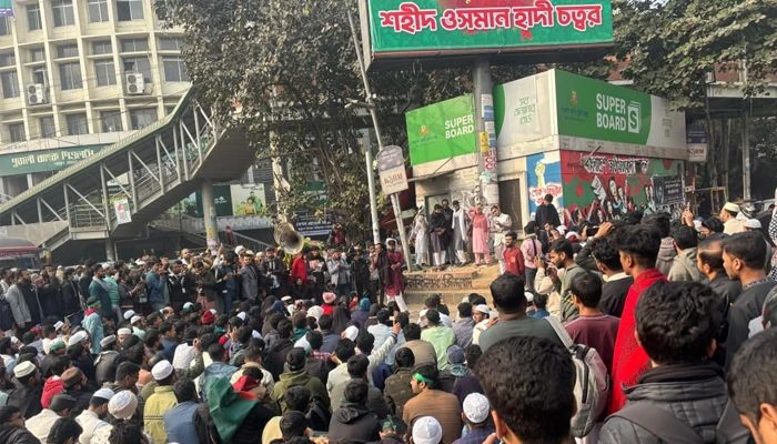 হাদি হত্যার বিচারের দাবিতে শাহবাগ মোড় অবরোধ করে বিক্ষোভ ইনকিলাব মঞ্চের।