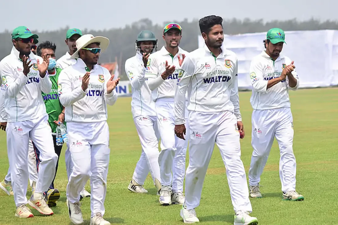 জাতীয় ক্রিকেট লিগের এক ম্যাচ শেষে মাঠ ছাড়ছেন ক্রিকেটাররা। ছবি: সংগৃহীত