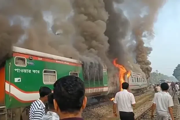 ঢাকামুখী চট্টলা এক্সপ্রেস ট্রেনে আজ বৃহস্পতিবার সকাল পৌনে সাতটার দিকে আগুন লাগে। চট্টগ্রামের সীতাকুণ্ডের বিএমএ গেট এলাকায়। ছবি: সংগৃহীত